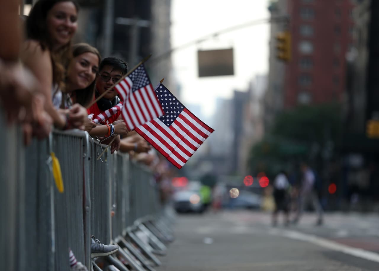 Megan Rapinoe, Alex Morgan, Julie Ertz, Allie Long, Carli Lloyd y compañía vivieron este miércoles una jornada especial en Nueva York durante el desfile de campeonas del mundo con el Team USA. Cientos de aficionados salieron a las calles de la Gran Manzana para saludar a sus heroínas.