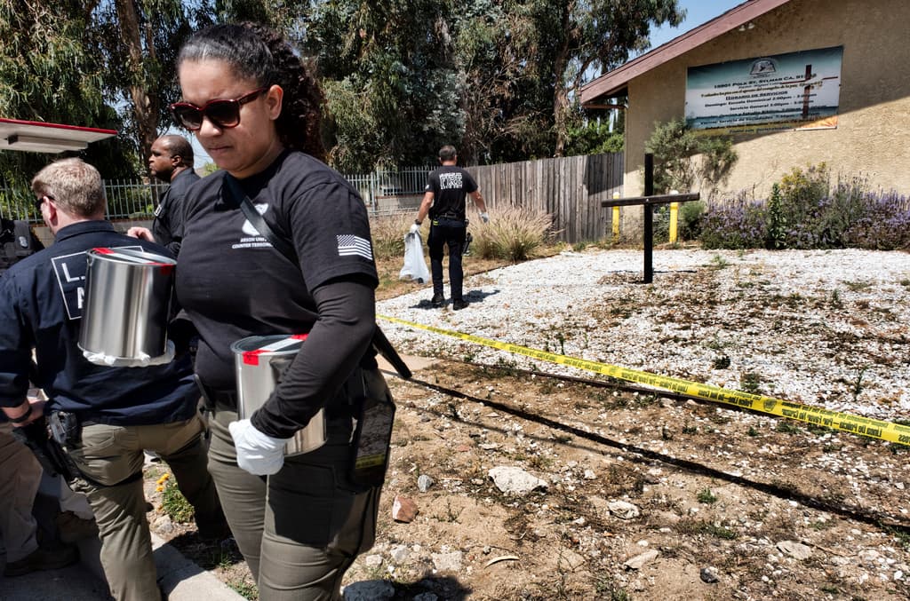 El equipo especializado tomó muestras del terreno y otras que serán analizadas en busca de vínculos con las personas que cometieron el delito.