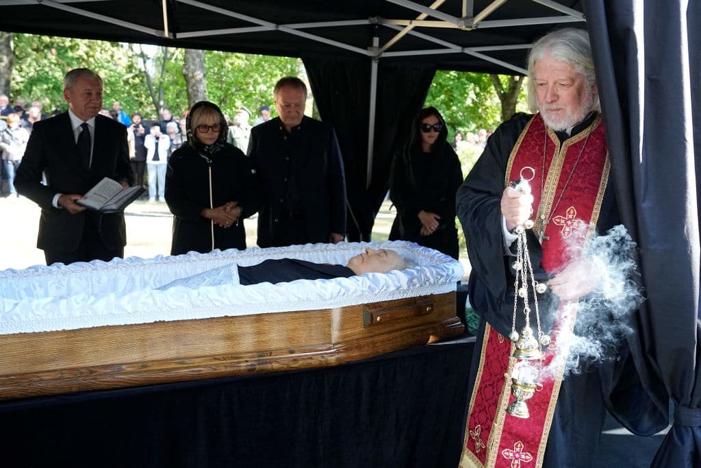 Un sacerdote ortodoxo ruso dirige un servicio fúnebre para Mijáil Gorbachov ya en el cementerio de Novodevichy, en la capital rusa.