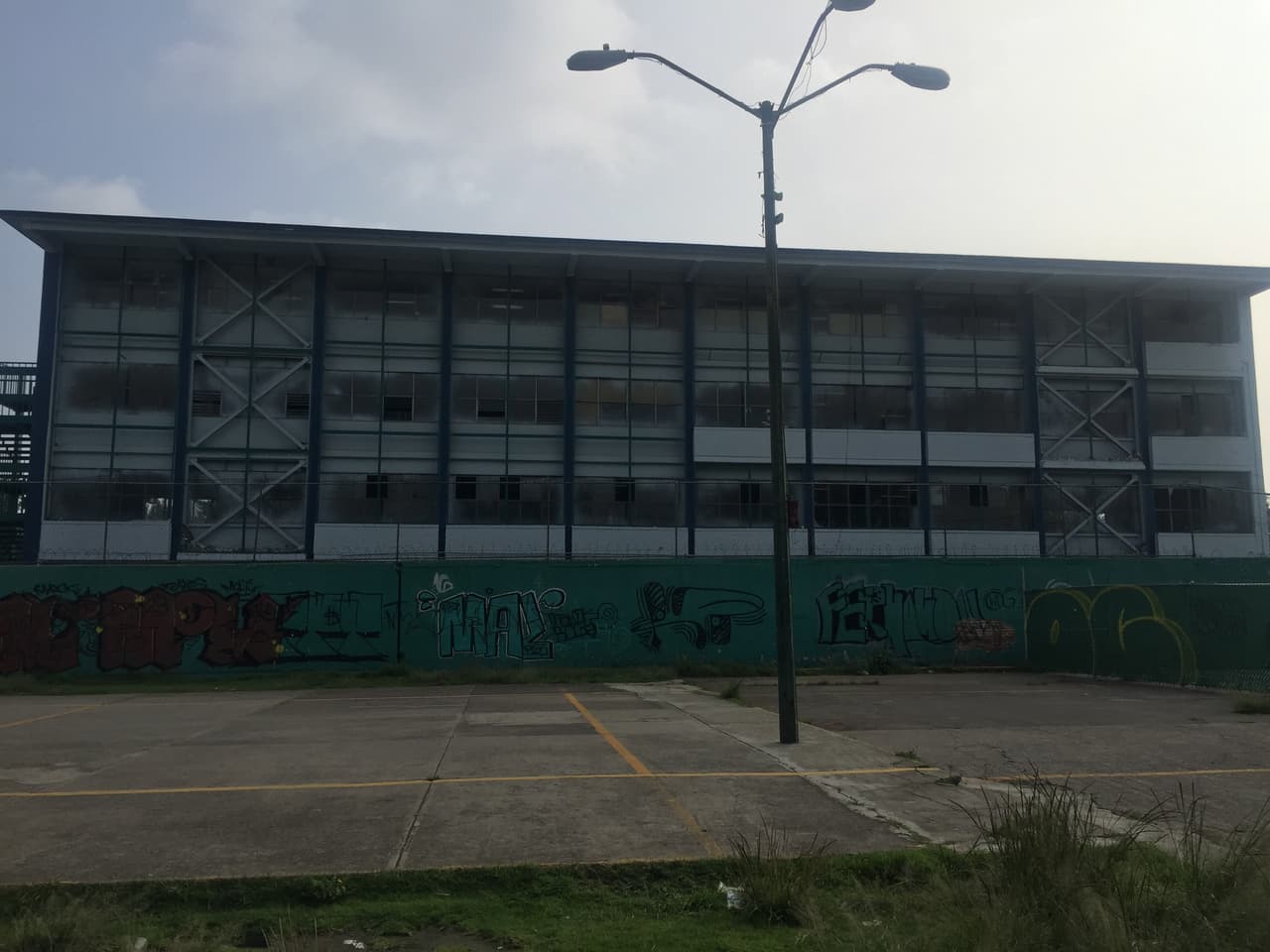 Los padres de familia relatan que semanas antes las aulas prefabricadas se encontraban en este deportivo, catalogado como una zona de alto riesgo.