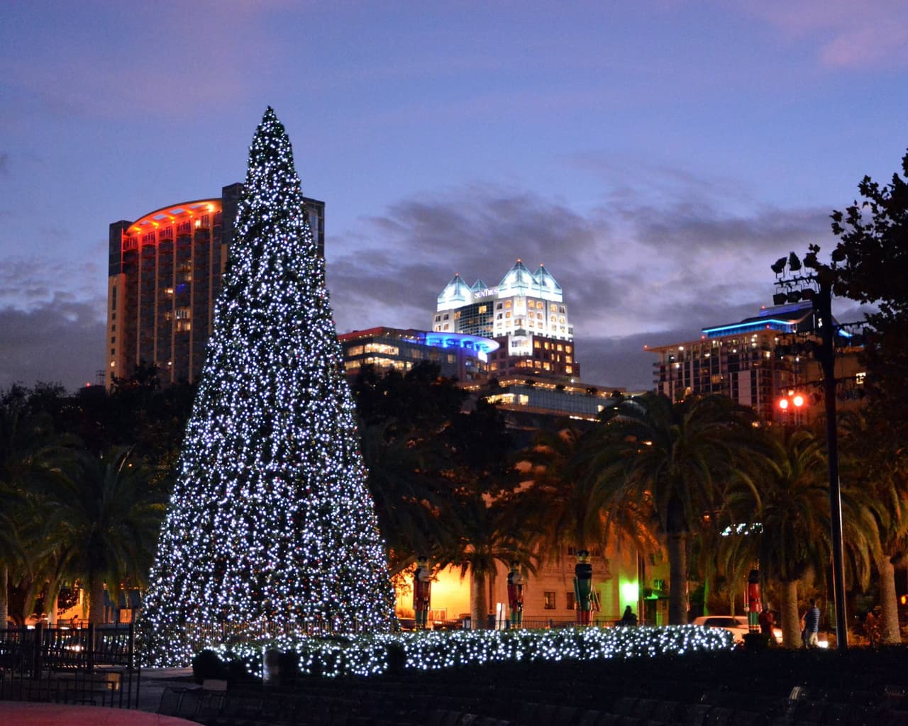 <b>Orlando Tree Lighting Celebration</b>
<br>
<b>Fecha: </b>1 de diciembre
<br>
<b>Lugar:</b> Lake Eola Park. 195 North Rosalind Avenue. Orlando, FL
<br>
<b>Sitio web</b>: 
<a href="https://www.orlando.gov/Events/2023-Tree-Lighting-Celebration">https://www.orlando.gov/Events/2023-Tree-Lighting-Celebration</a> 
<br>
<br>El evento incluirá presentaciones navideñas en el Anfiteatro Walt Disney, camiones de comida y un mercado navideño en International Plaza dentro del Parque Lake Eola.
