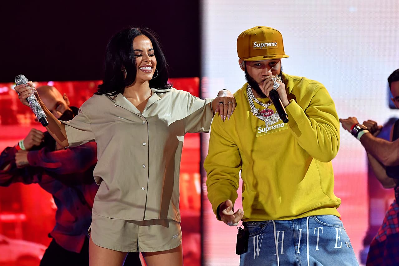 <b><a href="https://www.univision.com/temas/becky-g" target="_blank">Becky G</a></b>, quien llegó con mucho estilo al segundo día de ensayos de Premios Juventud, subió al escenario junto a 
<b><a href="https://www.univision.com/temas/el-alfa" target="_blank">El Alfa</a></b>, su afortunada pareja en el escenario.