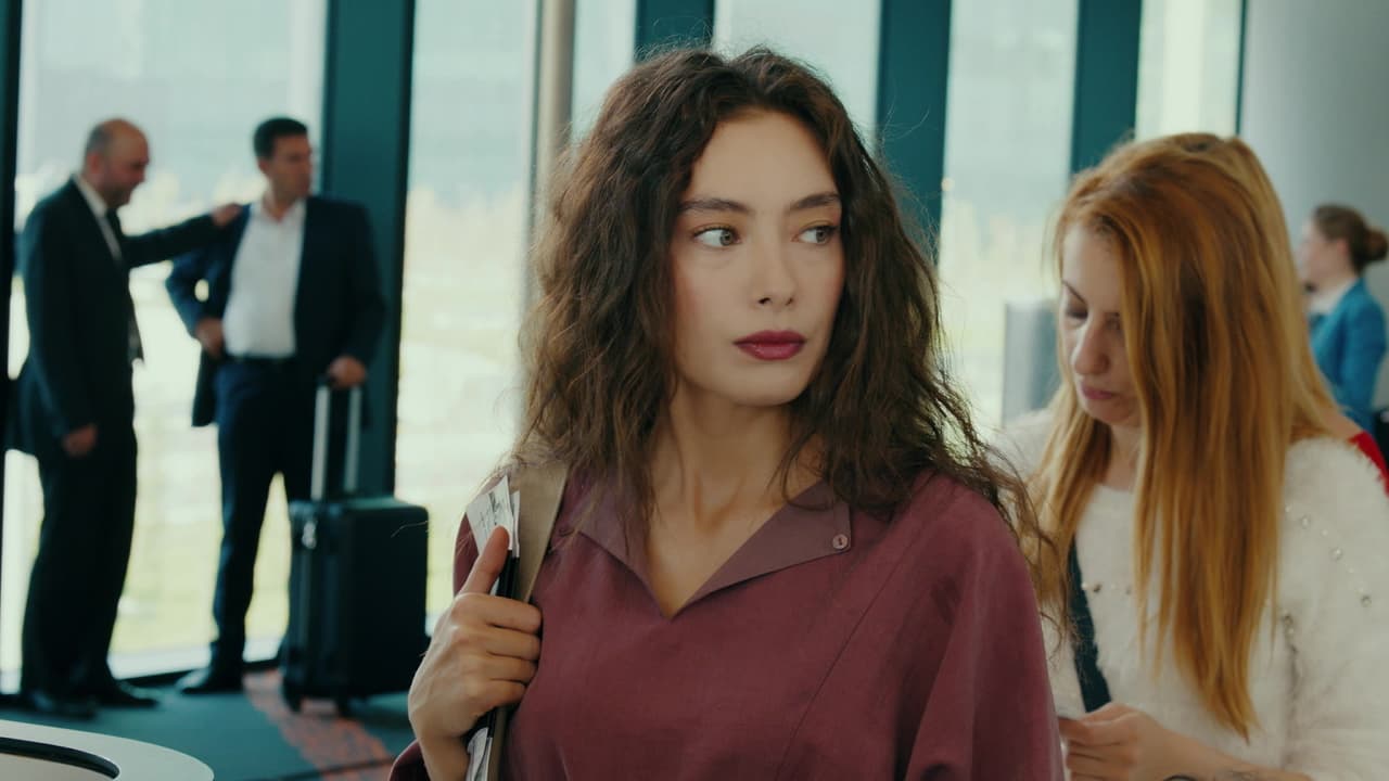 Su destino quedó marcado casi de inmediato con el encuentro que tuvo con la misteriosa
<b><a href="https://www.univision.com/shows/la-hija-del-embajador/neslihan-atagul-la-hija-del-embajador-personaje-nare-novela-turca-univision-fotos" target="_blank">Nare</a></b> (Neslihan Atagül), quien también estaba ahí en compañía de su hija Melek. Ella tenía el propósito de llevarla con su padre, Sancar, y ponerla a salvo de su realidad.