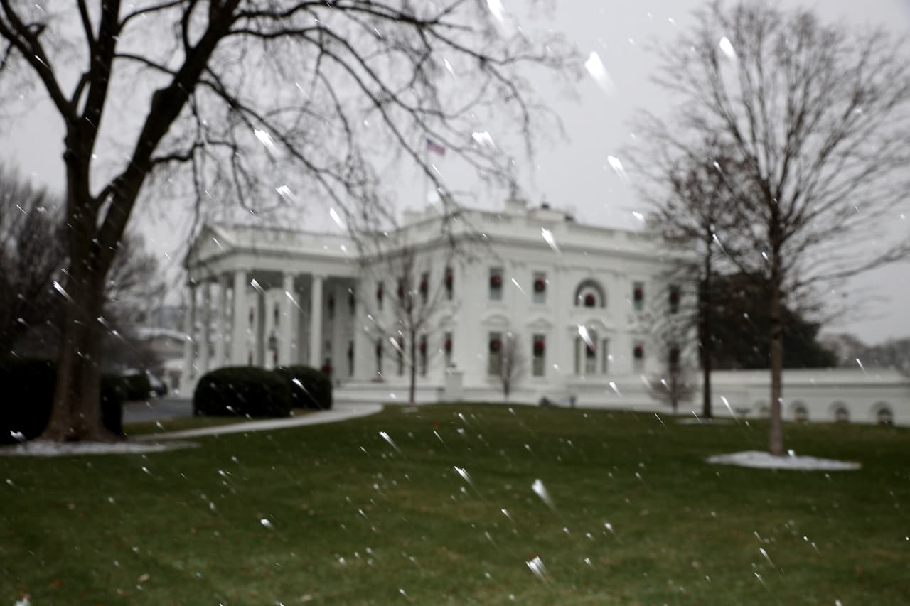 La nieve cayendo en la Casa Blanca. El Servicio Nacional de Meteorología (NWS en inglés) enfatizó que "la gran tormenta de nieve se apresta a dejar fuertes nevadas y áreas con lluvias congelantes en la región central del Atlántico y en el noreste".