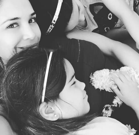 Karla Martínez: "Los tres encima de mami! #bendecida y #enamorada #enfachas #mykindofsaturday". (Enero 9, 2016)