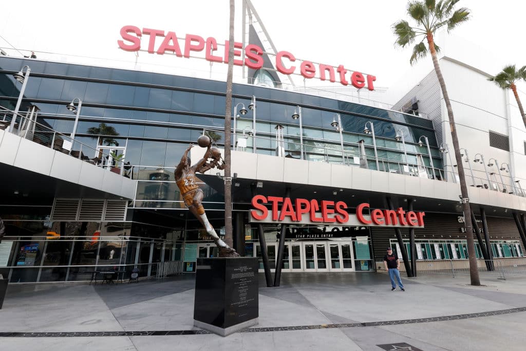 El Staple Centers anunció el cambio de nombre a Crypto.com. El anunció se hizo el 17 de noviembre del 2021.