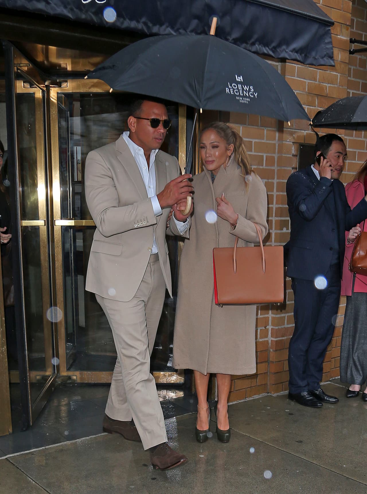 Jennifer Lopez y Alex Rodríguez salen de una comida en el restaurante Marea, en Manhattan, el 31 de marzo luciendo atuendos del mismo color.