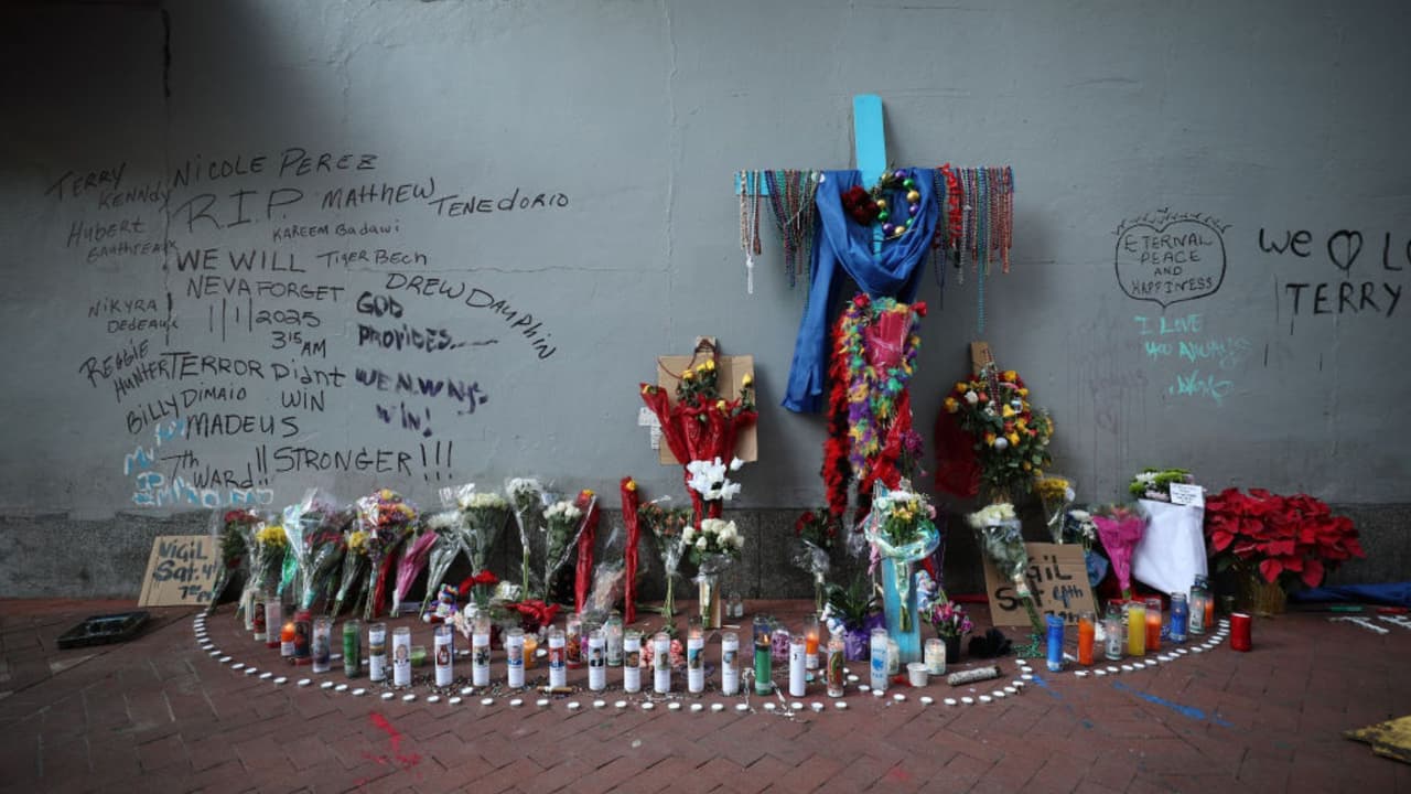 Con vigilias, mensajes y un memorial recuerdan a las víctimas del atentado en Nueva Orleans
