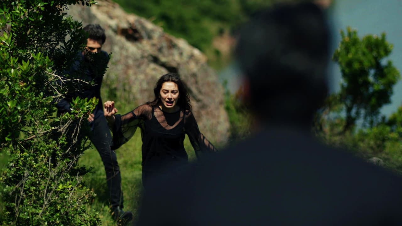 Pero en un descuido ella soltó su mano y corrió hacia Kemal.