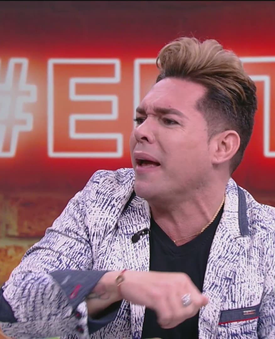 Durante el segmento, el estilista Rafe Lugo habló del hecho de que los hombres no puedan mostrarse afecto entre ellos por miedo a que su orientación sexual sea cuestionada.
<br>