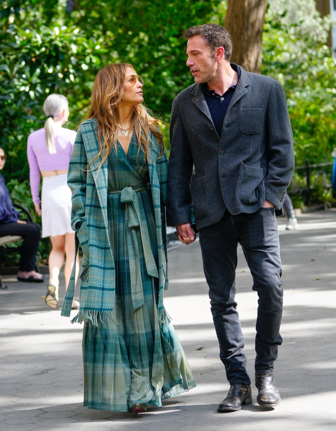 Affleck vistió también un abrigo, pero él optó por una tonalidad gris sobre una camisa de cuello azul, jeans y botas negras.
<br>