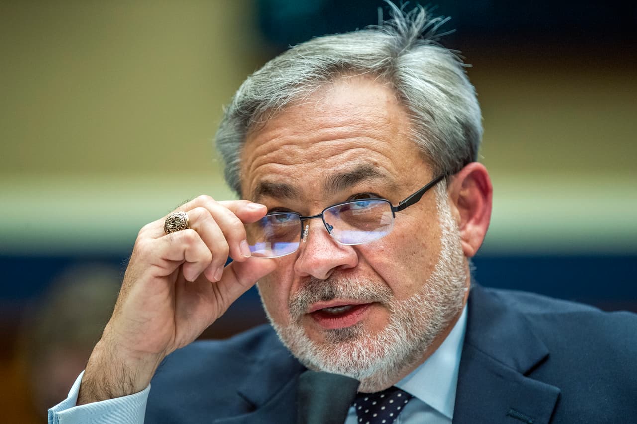 <b>El secretario de Energía</b>, número 14 en la línea de sucesión presidencial. Este cargo lo ocupa Dan Brouillette. Según las normas, esta posición en la línea de sucesión corresponde al Departamento de Transporte pero en este momento este cargo lo ocupa por la secrataria Elaine Chao, quien es estadounidense por naturalización (nació en Taiwán) y no puede ser presidente.
<br>