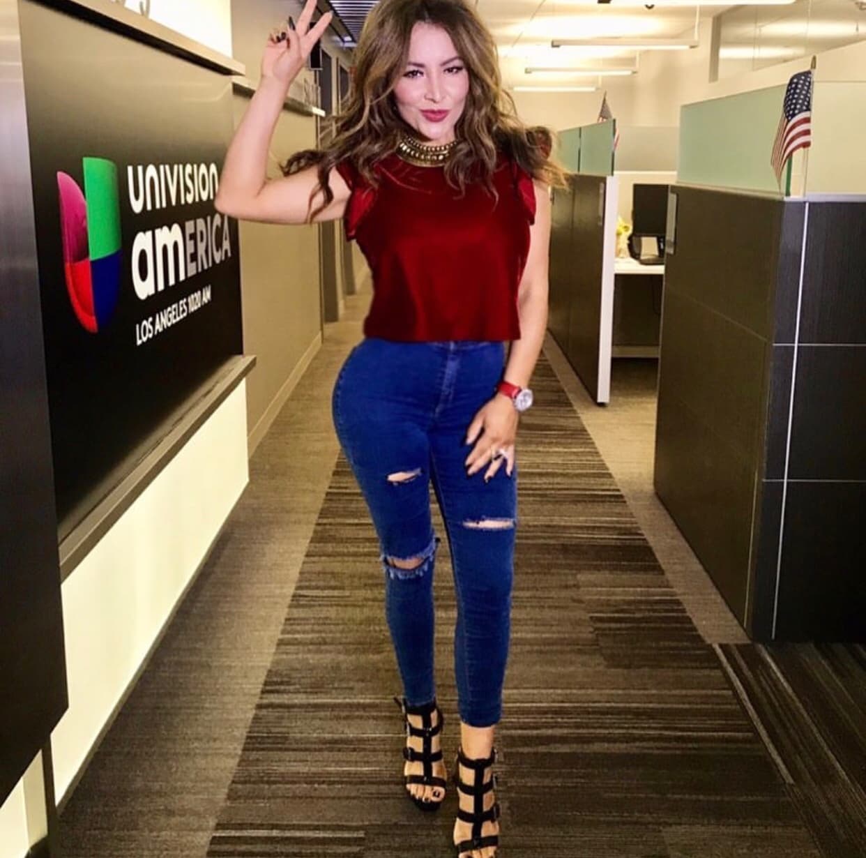 Para los días de trabajo unos 'jeans' cortados resaltan las mejores partes de su figura.