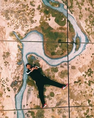 <b>3. ¡Contra la ley!</b> Hasta las obras de arte salpica con su buen humor. Tras ver esta enorme alfombra de lana gigante que representa el río Santa Cruz en Argentina de Alexandra Kehayoglou, en la National Gallery of Victoria de Australia, el actor no pudo quedarse con las ganas de hacer una travesurita: acostarse en él. Will confesó que el guardia de seguridad le informó que no debía haber caminado sobre él con zapatos.