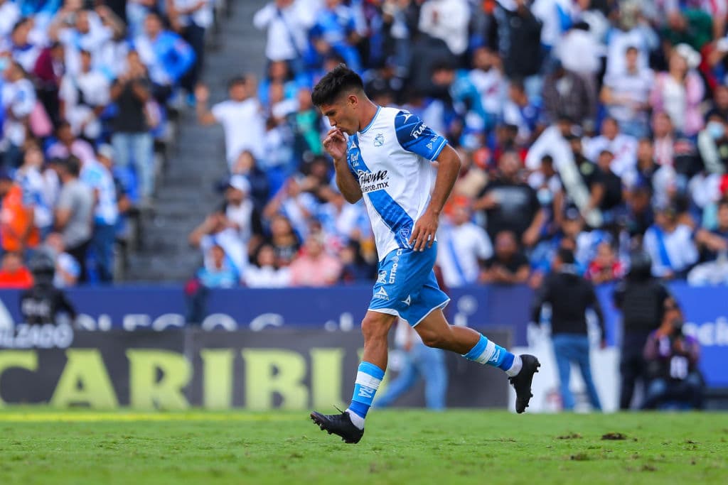 Tras el empate a un gol en el tiempo regular, Puebla se impuso a las Chivas desde los 12 pasos y chocarán con América. La Franja evitó el Clásico Nacional.