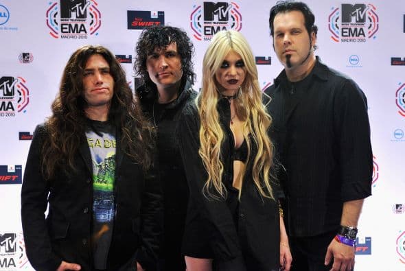 Taylor con sus compañeros de banda en The Pretty Reckless. Claro, ella tenía 17 y parece que ellos le doblan la edad. Más videos de Chismes aquí.