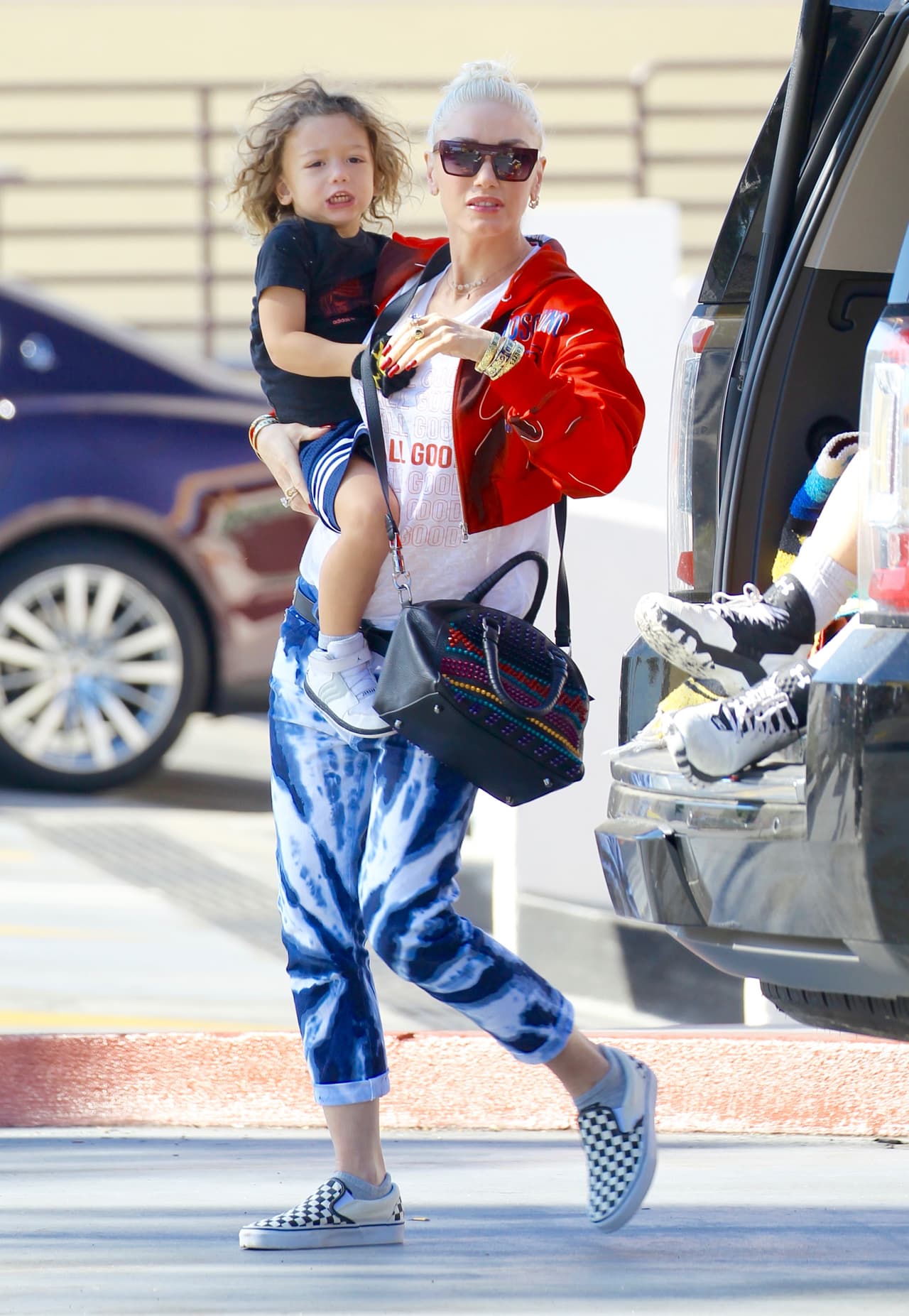 La cantante usaba unas enormes gafas de sol para cubrir su rostro.