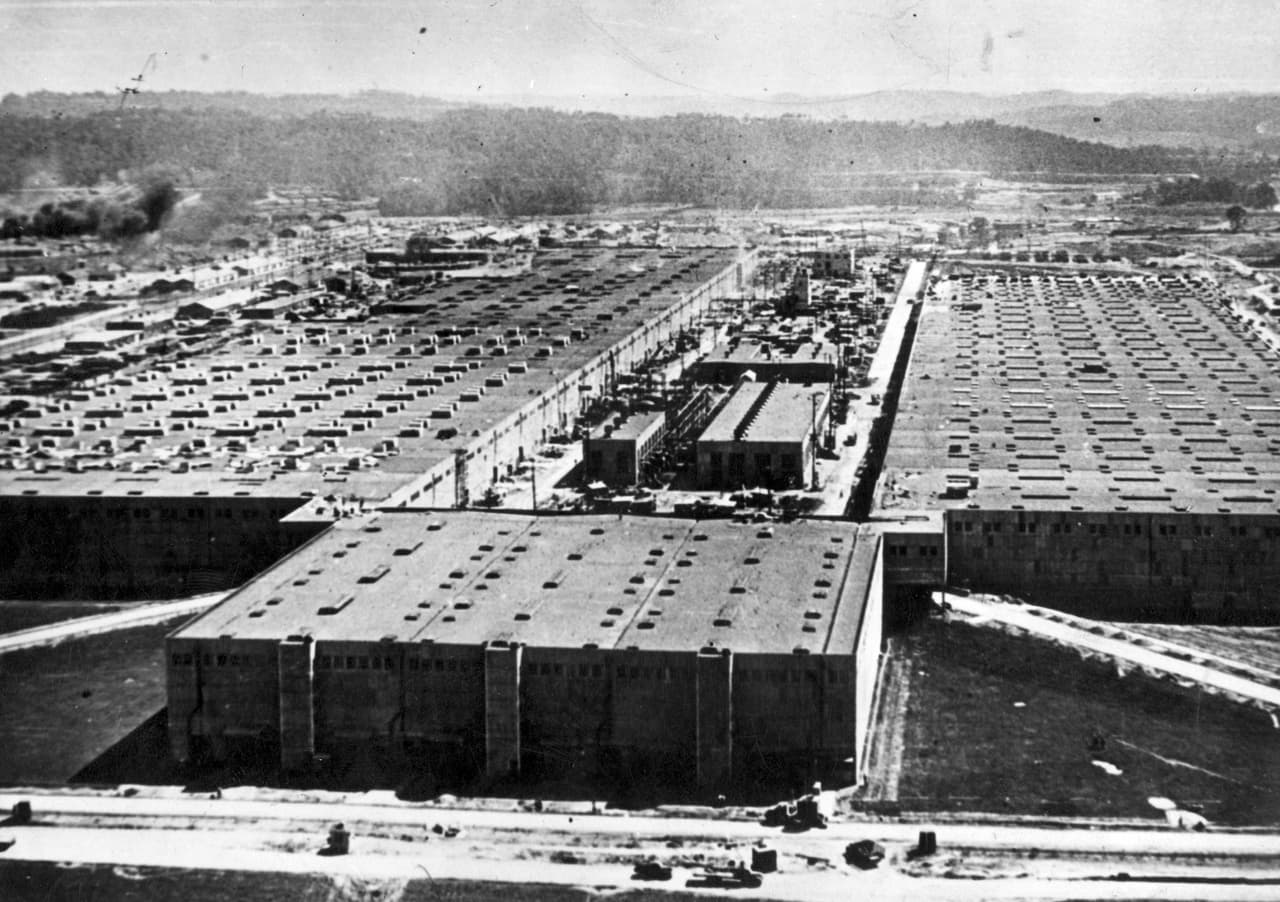 <b>5.</b>
<b>Si puede, busque el edificio de concreto más cercano y vaya a su interior</b> para evitar cualquier material radioactivo que pueda estar afuera. Quédese en donde esté, así esté separado de su familia, permanecer adentro es lo más seguro para toda la gente que esté en una zona de impacto. Esto puede salvarle la vida. "
<b>Permanezca ahí por lo menos por las próximas 24 horas</b> a menos de que alguna autoridad le diga lo contrario", explica el folleto distribuído en Guam.