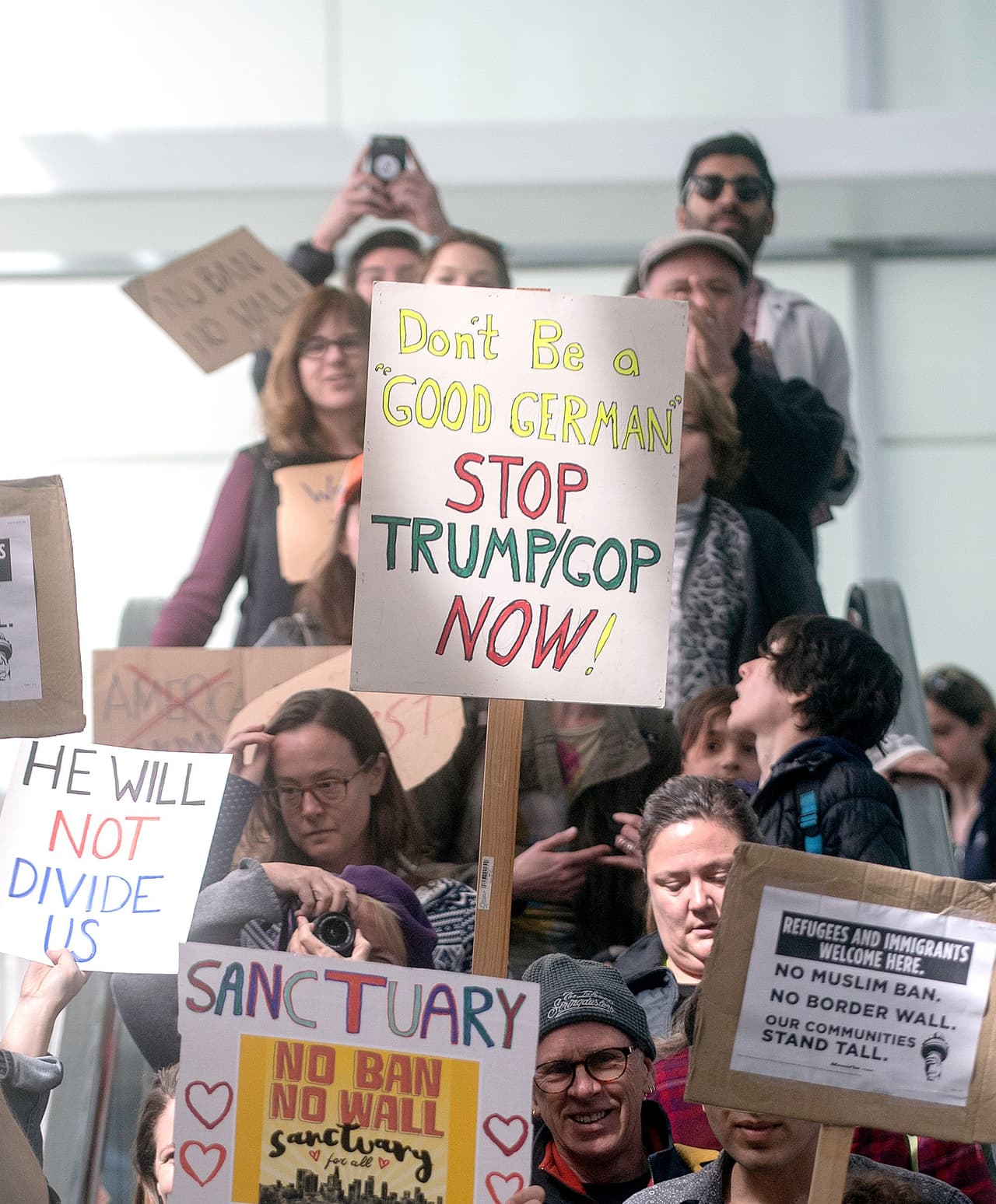 Manifestantes se reunieron en el aeropuerto internacional de San Francisco para protestar contra la orden ejecutiva firmada por el presidente Donald Trump que prohíbe la entrada de inmigrantes de siete países con mayoría musulmana a Estados Unidos durante los siguientes 90 días.