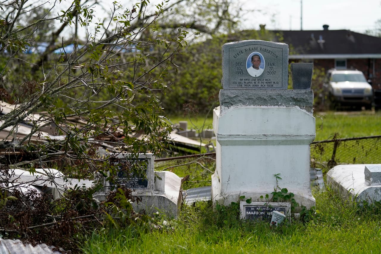 El cementerio de LaPlace, Louisiana, uno de los afectados por el paso del
<a href="https://www.univision.com/temas/huracan-ida-2021">huracán Ida</a>. De acuerdo con Reisenmann, experto en la recuperación de restos desenterrados por tormentas, los ataúdes pueden guardar bolsas de aire y, por tanto, flotar con mayor facilidad.