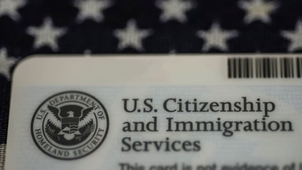 Juez impide privar a solicitantes de asilo e inmigrantes con TPS de poder trabajar en EEUU