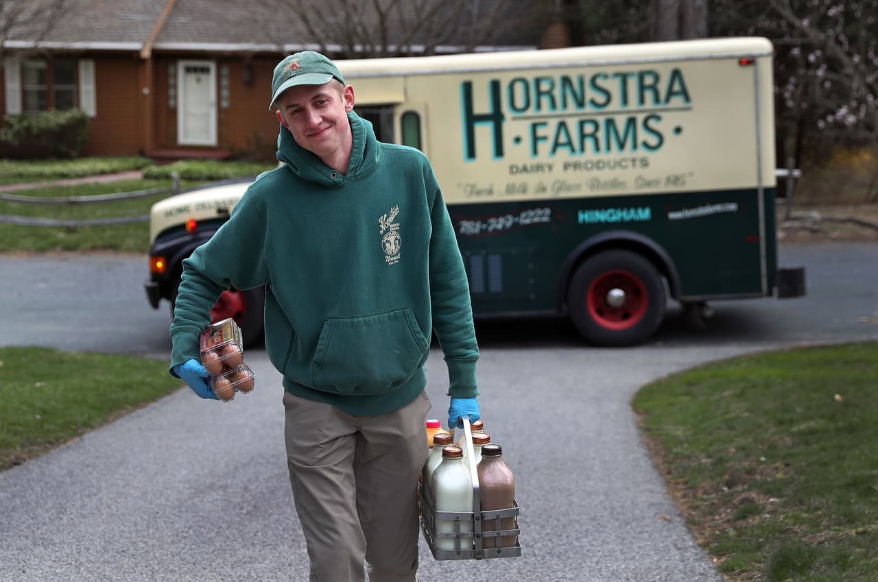 <b>Lecheros</b>
<br>
<br>Hasta la década de 1970, cuando se extendieron los métodos de refrigeración y conservación, la leche de vaca que se consumía en los hogares estadounidenses era llevada cada mañana por los lecheros. 
<br>
<br>En la década de 1860, las entregas se realizaban en carretas tiradas por caballos, hasta que fueron sustituidos por vehículos motorizados. En algunas zonas rurales es posible encontrar a estos trabajadores.
<br>