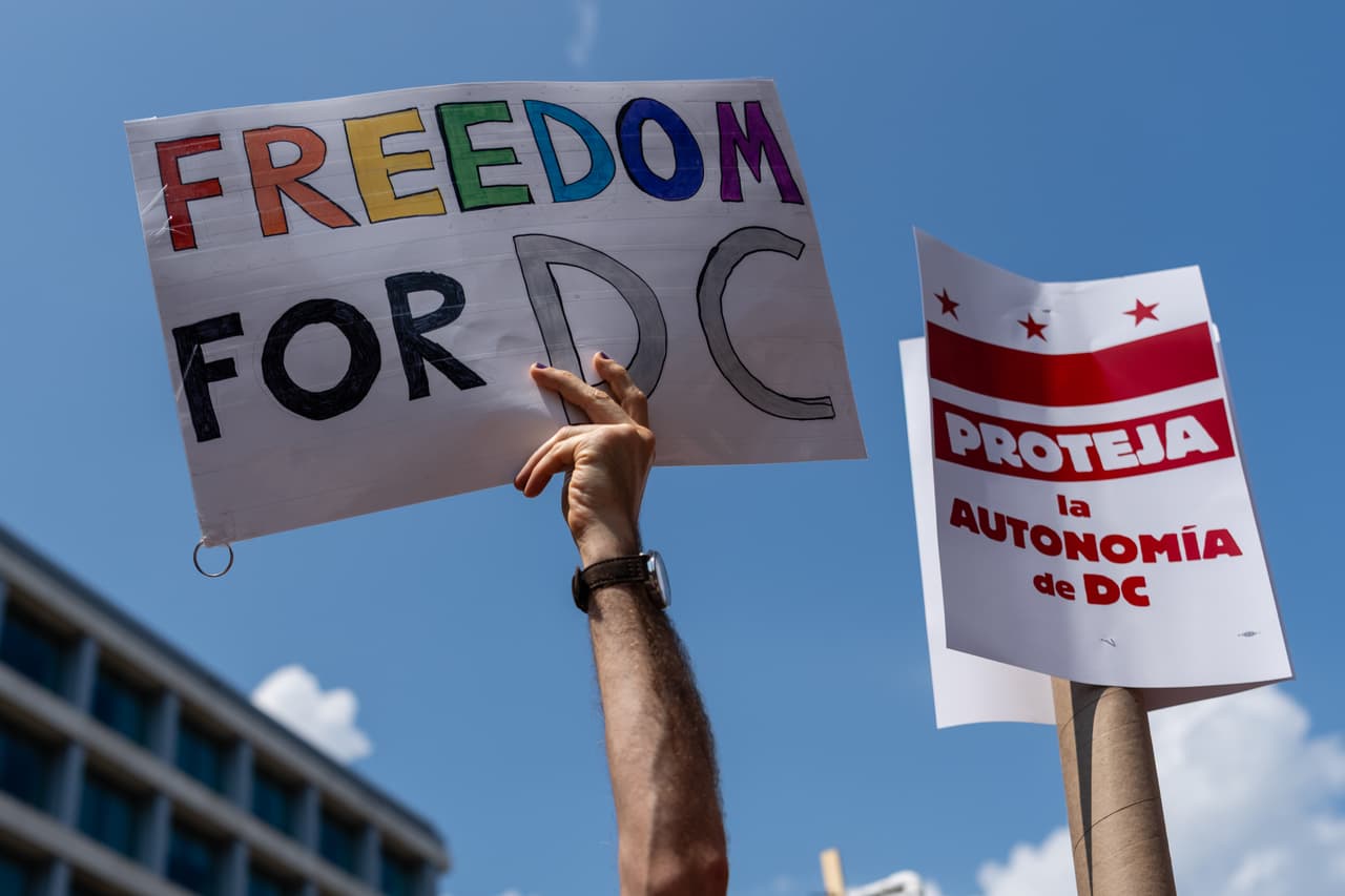 Esta protesta ocurre dos días después de que Brian Schwalb, fiscal general de Washington DC, presentara una 
<b><a href="https://www.univision.com/local/los-angeles-kmex/fiscal-de-dc-demanda-para-terminar-despliegue-de-guardia-nacional-hubo-protestas-frente-al-congreso-video" target="_blank">demanda para detener el despliegue de tropas</a></b>, considerado anticonstitucional.