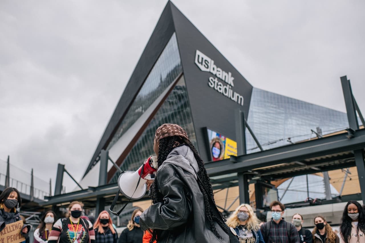 Después de la muerte de Floyd, los estudiantes estuvieron entre los que protestaron en las calles de Minneapolis durante días, exigiendo, entre otras cosas, que el distrito escolar cortara sus vínculos con el Departamento de Policía de Minneapolis.