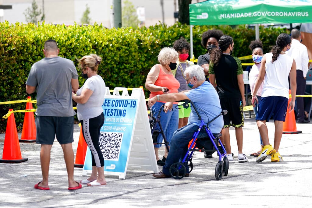 La gente espera en la fila en un sitio de prueba de covid-19 del condado de Miami-Dade, el lunes 26 de julio de 2021, en Hialeah, Florida.