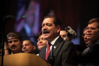 Chuy García pide explicaciones a la fiscal del condado Anita Alvarez