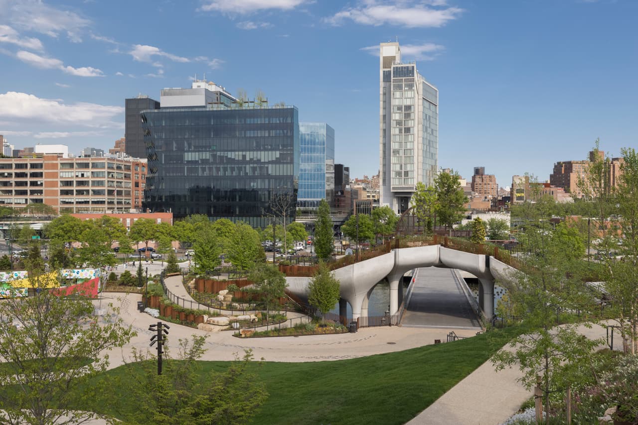 El parque ha sido diseñado por Thomas Heatherwick, de Heatherwick Studio, y el diseño paisajístico es obra de Signe Nielsen, de MNLA.