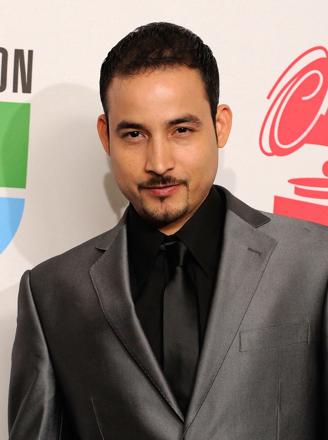 El cantante de regional mexicano se sinceró y confesó, con la voz entrecortada, que aún no supera la 
<b>muerte de su mamá</b>, la señora Angelina Romo.