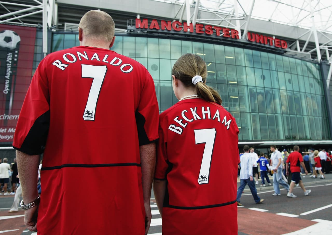 El chileno Alexis Sánchez se unirá al Manchester United y como si llegar a ese club no fuera suficiente presión lo hará vistiendo la playera número 7, que tiene un gran significado en su historia.