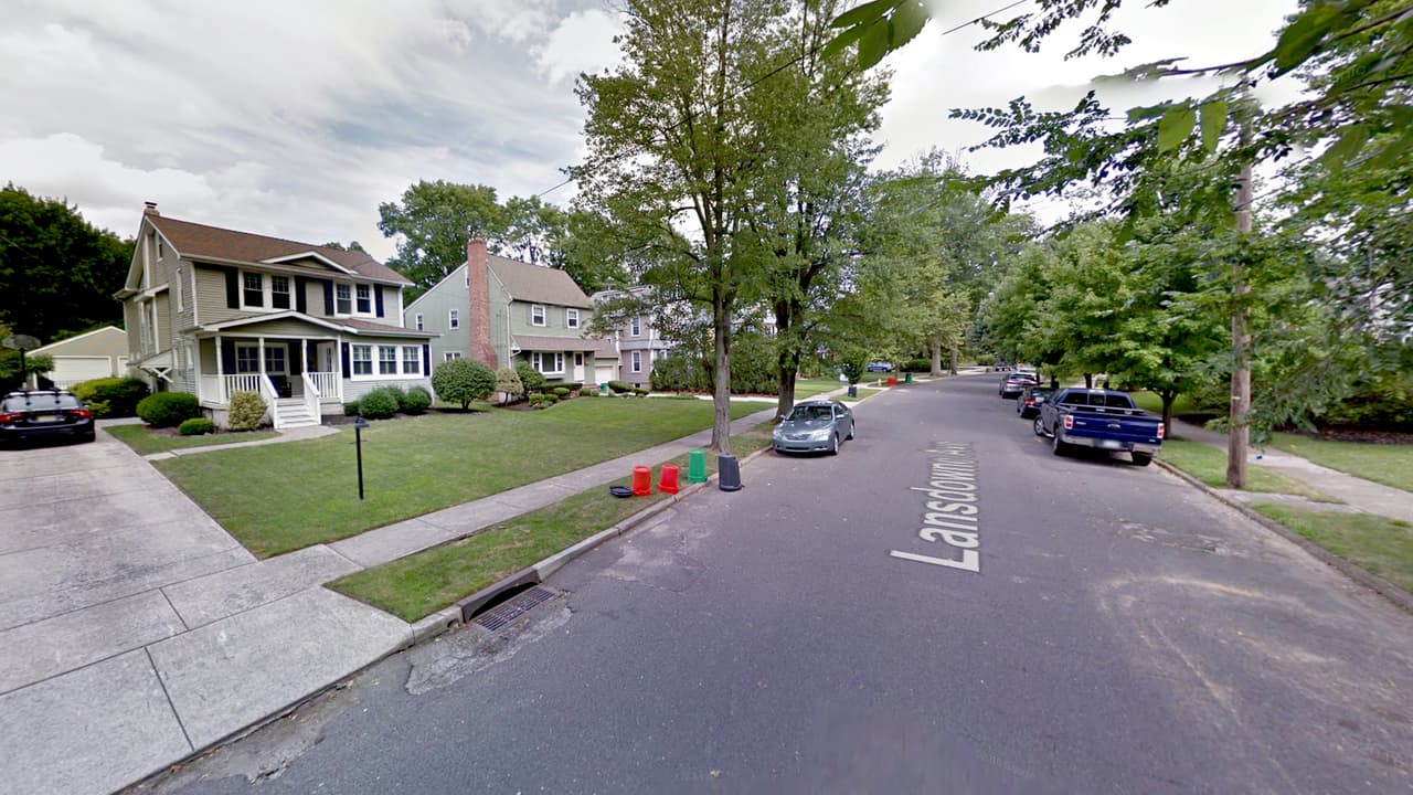 <b>Nueva Jersey: Haddonfield. Población: 11,444. Ingreso promedio de un hogar: $135,700. </b>Ubicada al otro lado del río Delaware desde Filadelfia, brinda a sus residentes acceso a los trabajos que ofrece la ciudad. En comparación con el resto del estado, no es probable que los residentes de Haddonfield tengan que estar preocupados con la pobreza. El área tiene una tasa de pobreza de solo 2.9%.
<br>