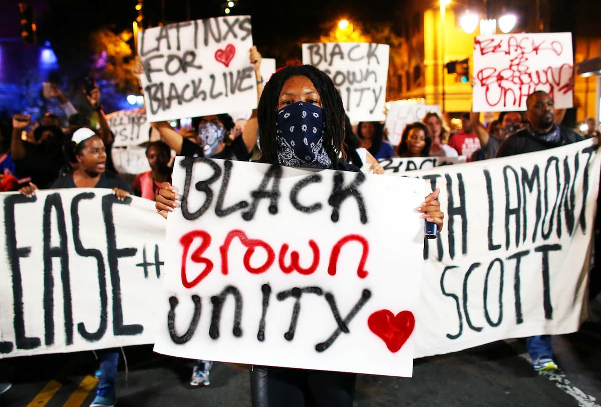 La tensión se mantiene en las calles de Charlotte y obliga a Clinton a posponer su visita