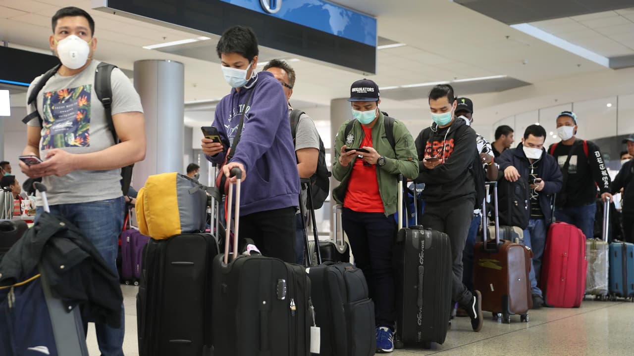 Largas filas de pasajeros se observan en el aeropuerto de Orlando por vuelos cancelados y retrasados