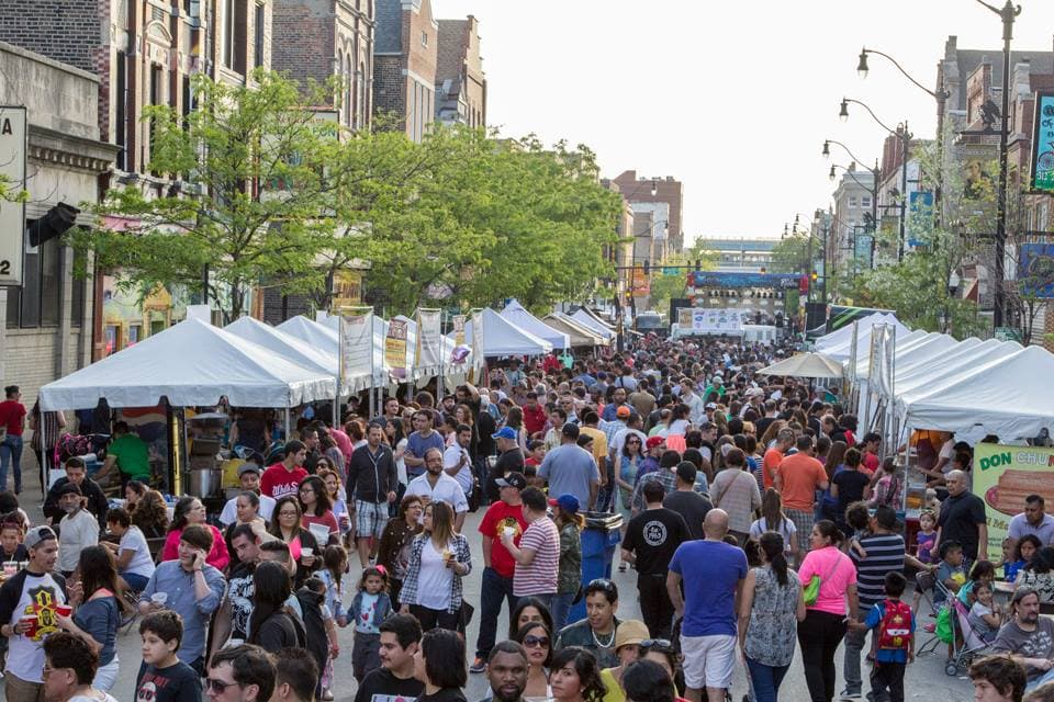 Anticipando el festival anual “Mole de Mayo” que se iniciara en el 2009 y que este año se celebra del viernes 26 al domingo 28, el mole no se limita a su tradicional presentación, y aquí les ofrecemos algunas alternativas que puede saborear antes o después de atender este festival que destaca a una de las delicias más distintivas de la gastronomía de México.
<br>