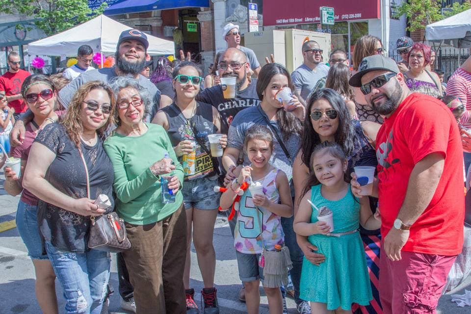 La entrada es gratuita pero hay una donación sugerida de $5 por persona o $10 por familia.