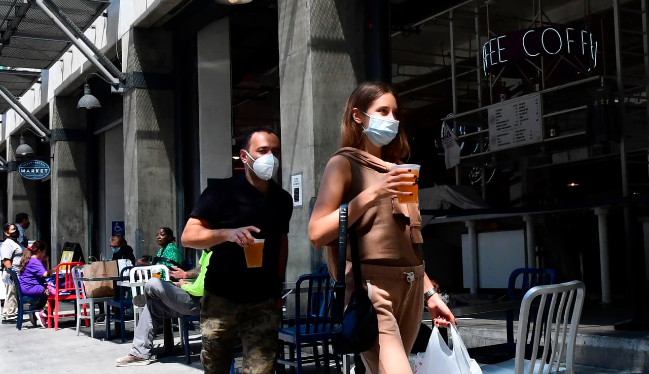 <b>California.</b> Un bar abierto al aire libre en Los Ángeles, el 1 de julio. 
<br>
<br>Este estado fue de los primeros en establecer medidas de confinamiento y cierres, pero desde el 8 de mayo, cuando se estabilizó el número de casos, comenzaron a relajar esas normas. Desde entonces la cantidad de afectados por la pandemia empezó a subir y el 13 de julio se ordenó de nuevo el cierre de todos los bares y se prohibió el uso de espacios interiores en restaurantes.