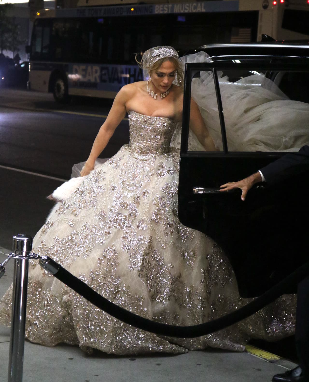 La cantante y actriz fue fotografiada la noche del jueves usando un enorme vestido de novia.