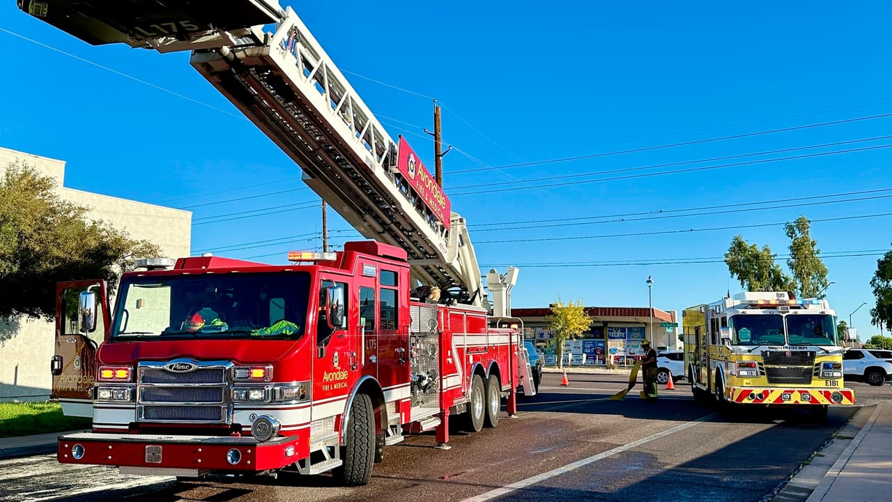 Hombre cae por alcantarilla de 20 a 30 pies de profundidad, bomberos intentan rescatarlo