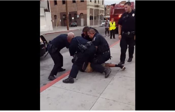 Policías de California golpean a un adolescente por cruzar la calle imprudentemente