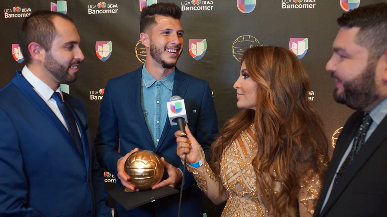 La Bronca , El Compa Ivan y El Tambochi representaron al Free-guey show muy bien en la gala del Balón de Oro.