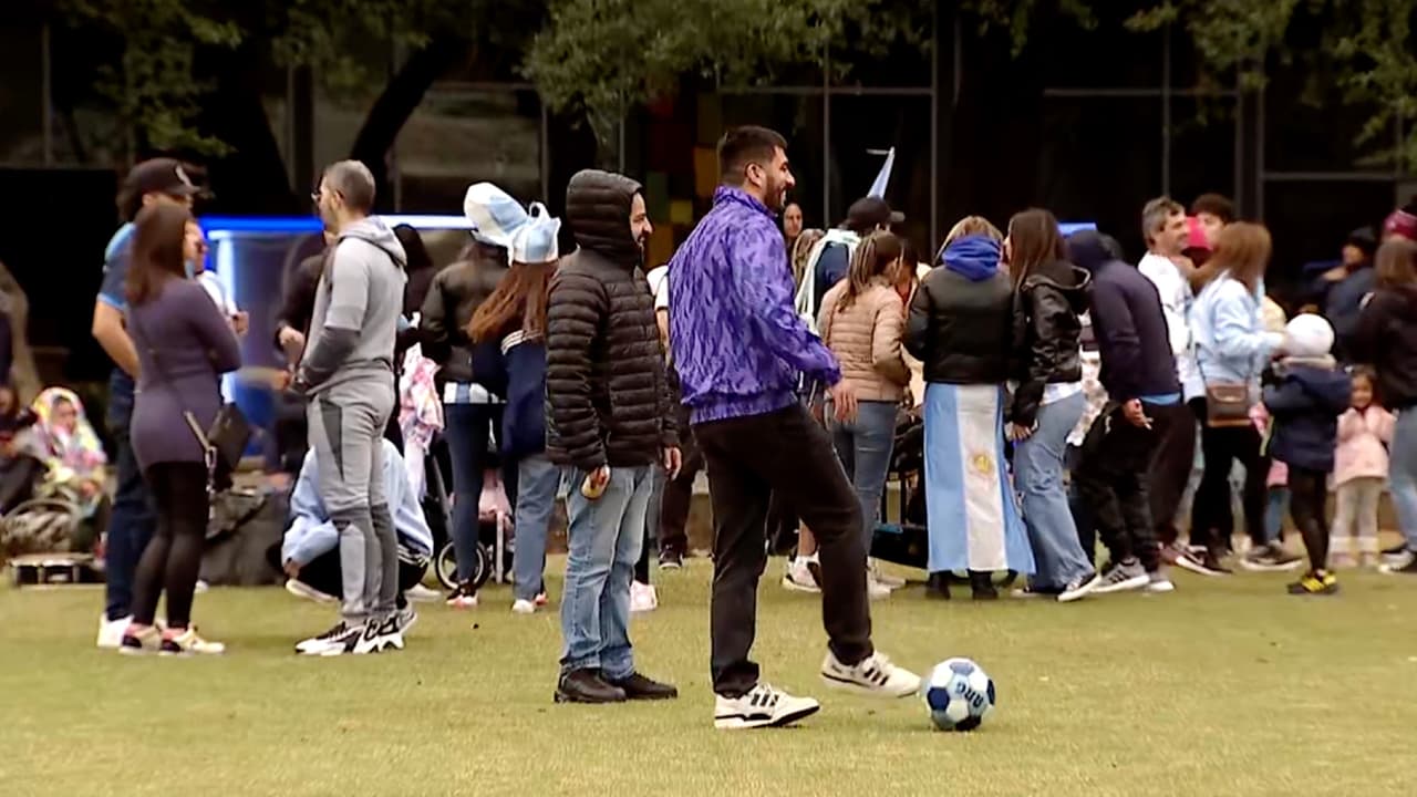 Algunos quisieron hasta jugar un mini partido con un balón mientras celebraban el campeonato.