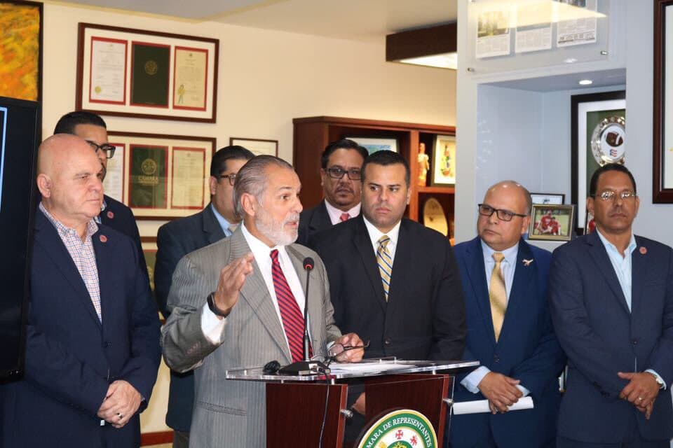 El representante José "Conny" Varela (en gris), confirmó que dio positivo a la prueba molecular para detectar el coronavirus, pese a que es asintomático. Varela sostuvo una reunión con varios miembros del Partido Popular Democrático (PPD), quienes fueron comunicados de su resultado.