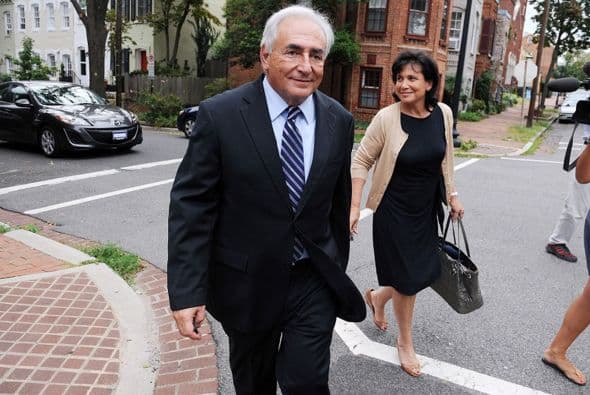 15 de mayo de 2012: Lamentando "oportunidades profesionales" que se perdió, el ex titular del FMI Dominique Strauss-Kahn presentó en Nueva York una demanda contra la empleada de hotel Nafissatou Diallo que lo acusa de agresión sexual y reclama al menos un millón de dólares en resarcimientos.