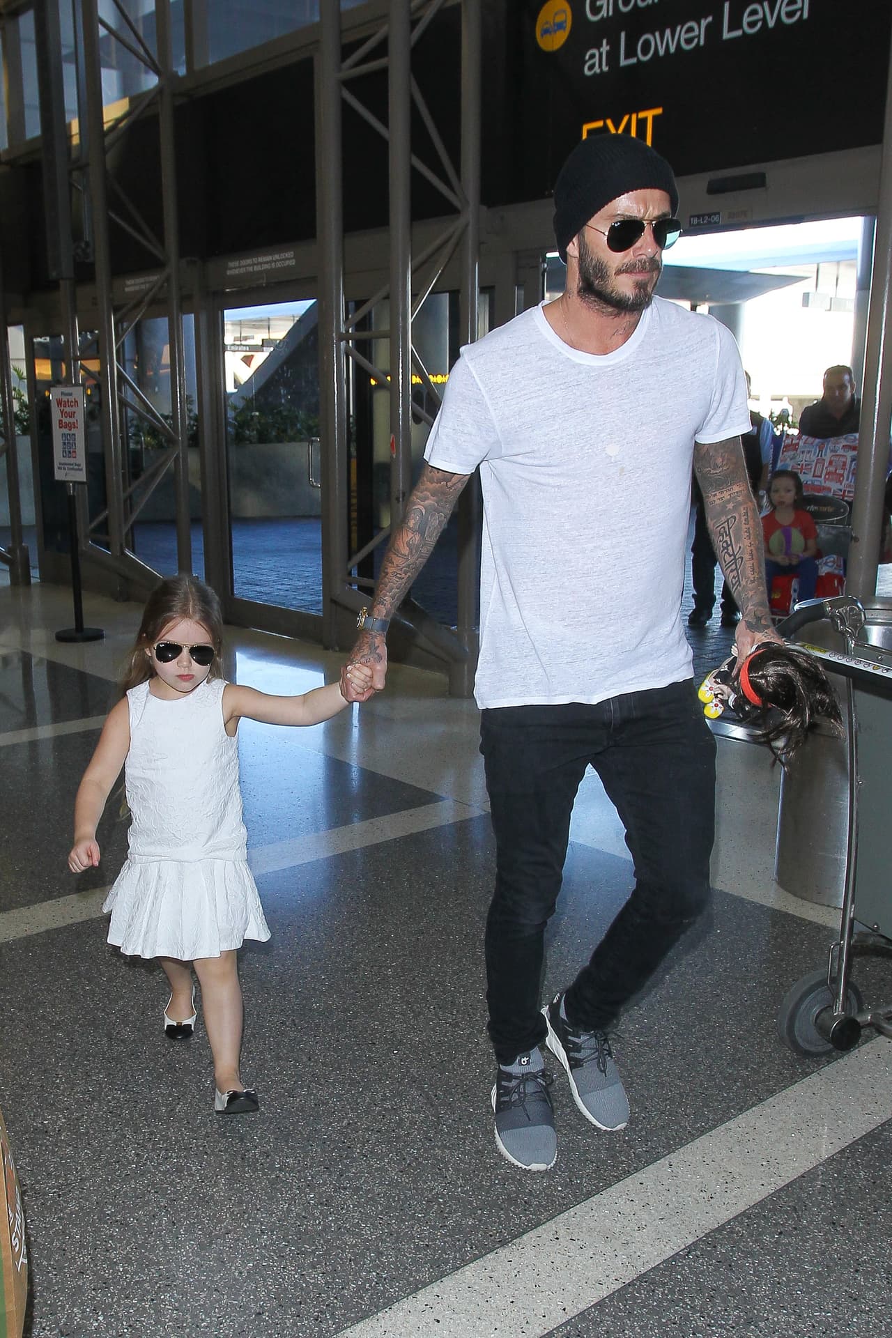 ¡Claro! La nena de la familia iba de la mano de papi.