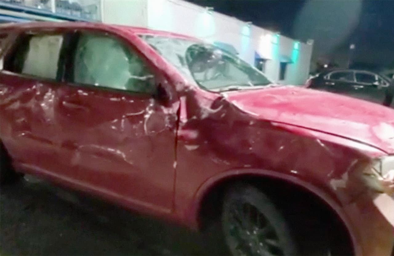 "Mi carro quedó destruido en minutos", relata Vela, quien se desplazaba por la 35 y la entrada del Northwest Highway.
<br>