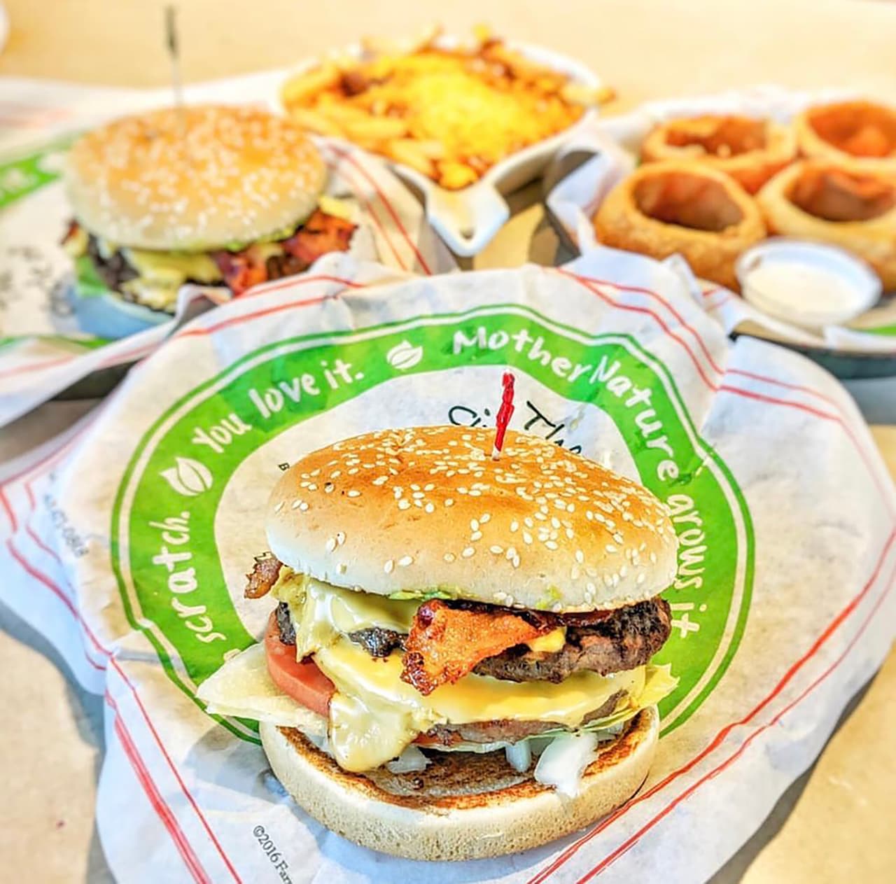 <b>Farmer Boys. Calificación: F. </b>Tiene 89 locales en EEUU y sus ventas en 2017 fueron de 158 millones de dólares. No tiene una política de uso de antibióticos, aunque en su sitio web ofrecen variedades de hamburguesas naturales “libres de hormonas y de antibióticos”. No hay ninguna auditoría externa y la empresa no respondió cuestionario de los investigadores: 0 de 100 puntos en su calificación.