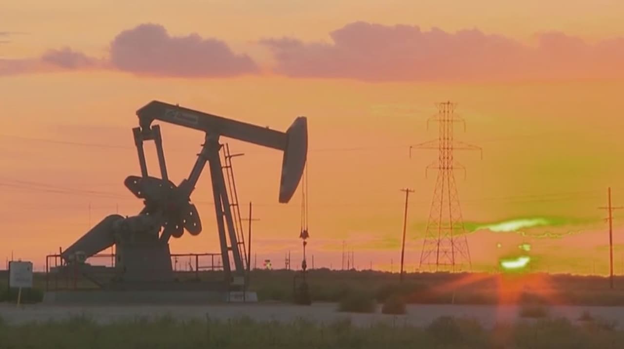 ¿Por qué no baja la gasolina si EEUU produce tanto petróleo? Experta explica la paradoja